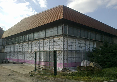 Hala SSK Tišnov - 800m2 pohledové plochy rámového lešení